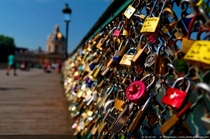normal image romantique   des milliers de cadenas sur le pont des arts jpeg