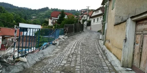 Pe strada General Traian Moşoiu se circulă din nou pe sens unic FOTO Ioan Buciumar