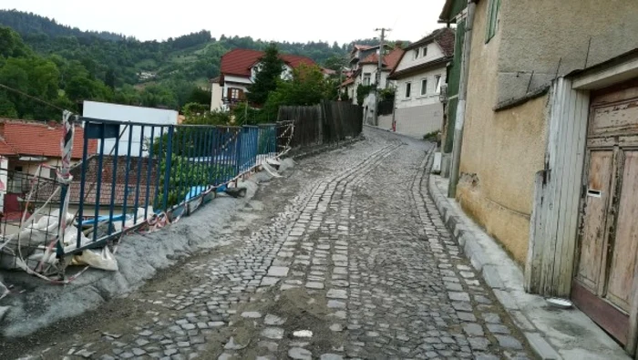 Pe strada General Traian Moşoiu se circulă din nou pe sens unic FOTO Ioan Buciumar