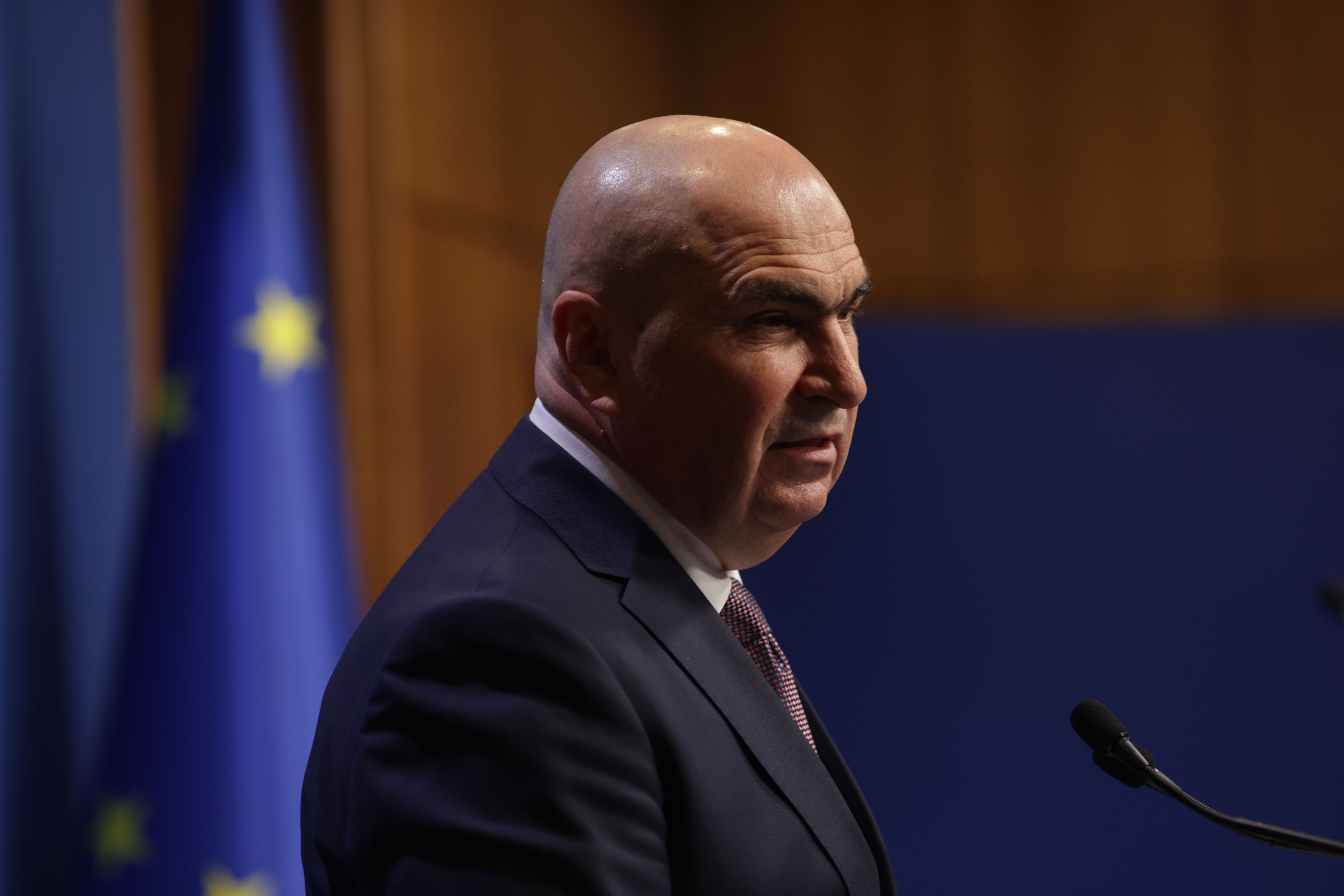 Prim-ministrul Ilie Bolojan susține o conferință de presă despre noile măsuri fiscale, la Palatul Victoria din București.  FOTO Inquam Photos / George Călin