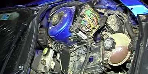 Accidentul s-a soldat cu distrugere maşinii. FOTO: NICOLETA BUTNARU