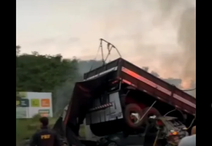 Camionul a ajuns peste autoturism. FOTO captura video Band NewsTV