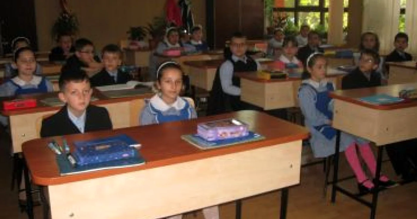 Slatina: Părinţii dau bani grei pe uniforme şi elevii nu le poartă