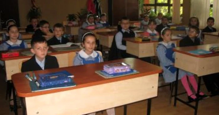 Slatina: Părinţii dau bani grei pe uniforme şi elevii nu le poartă