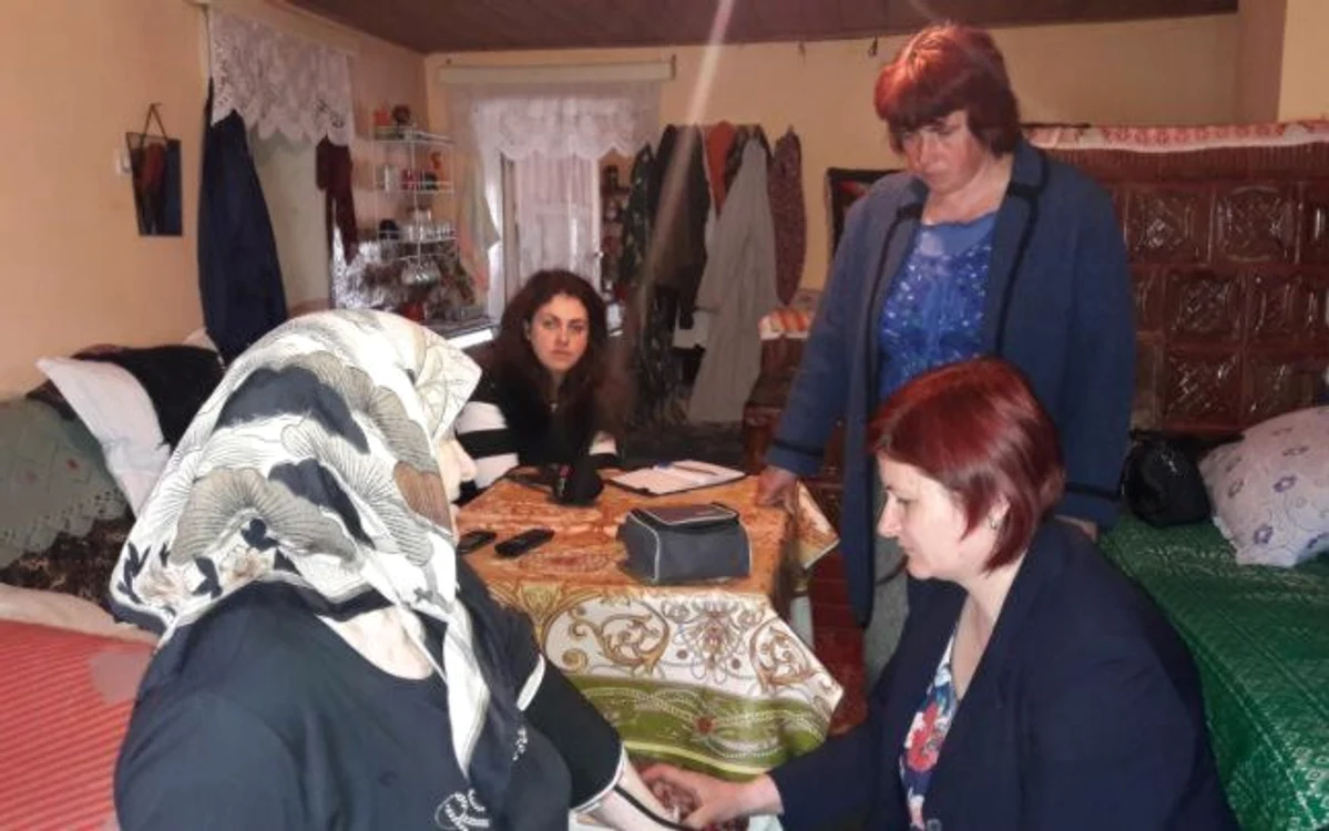 Asistentele medicale comunitare în vizită la o pacientă FOTO Cosmin Zamfirache