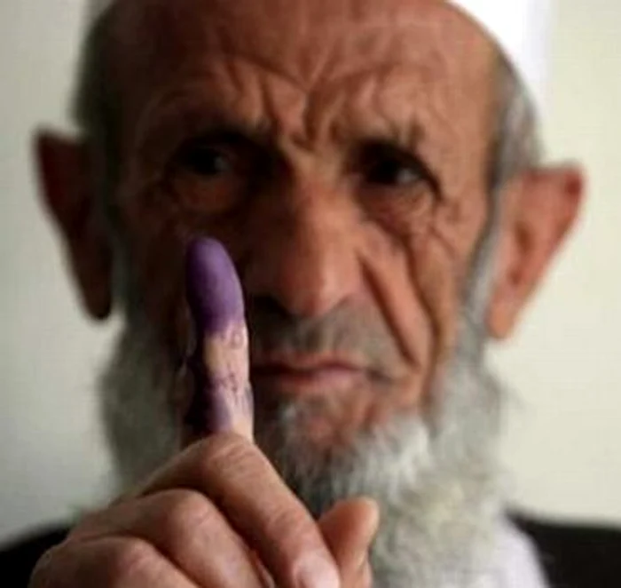 VIDEO Insurgenţii talibani caută cetăţeni afghani care au votat pentru a-i pedepsi