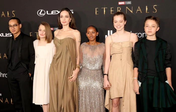 
    Shiloh, alături de mama, Angelina, și 4 frați, la lansarea filmului „Eternals”Foto: Getty Images  