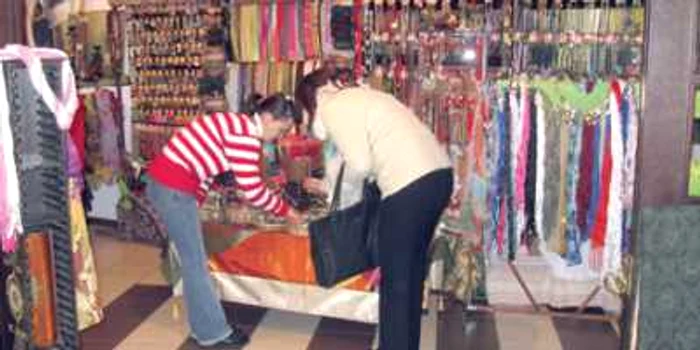 La standurile cu produse feng shui, botoşănenii pot găsi diverse obiecte aducătoare de noroc