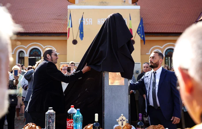 La dezvelirea bustului lui Petrică Moise FOTO Dan Vîrtosu