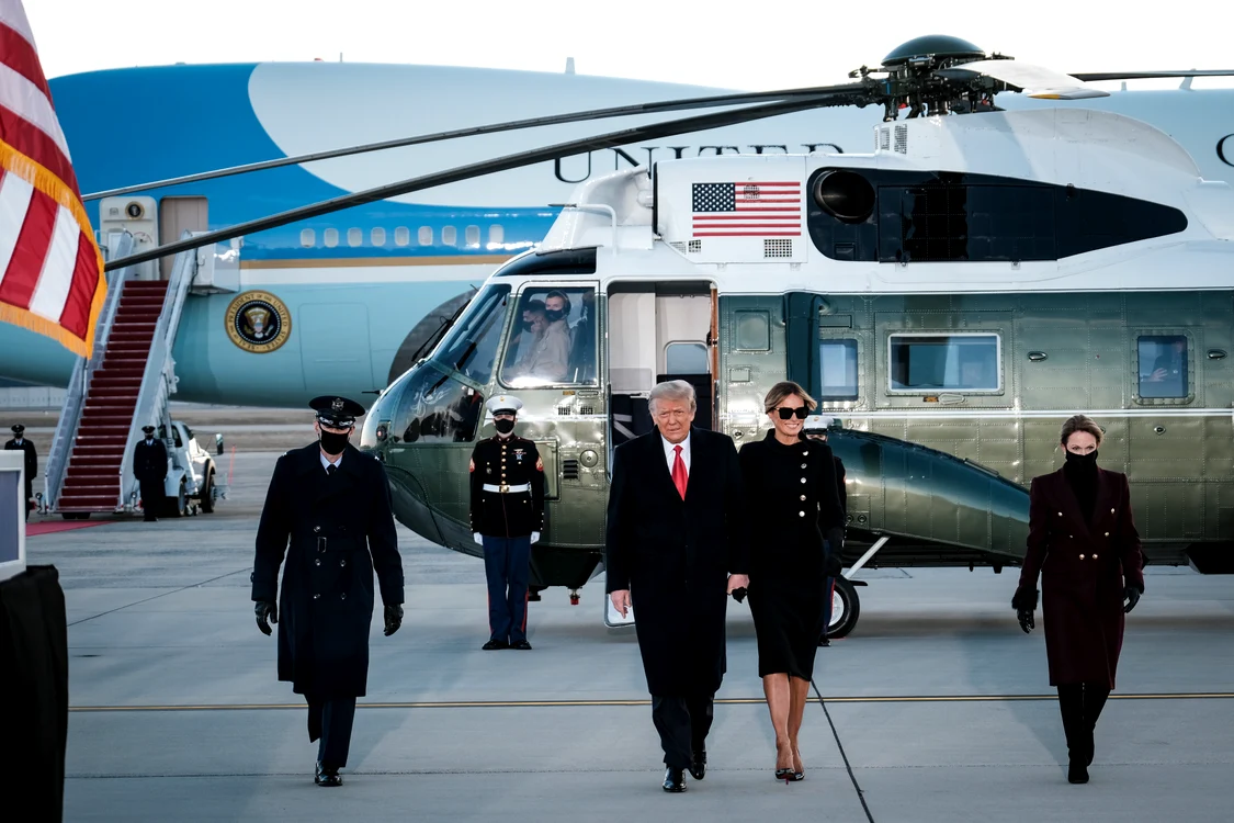 Melania și Donald Trump au părăsit Casa Albă cu elicopterul