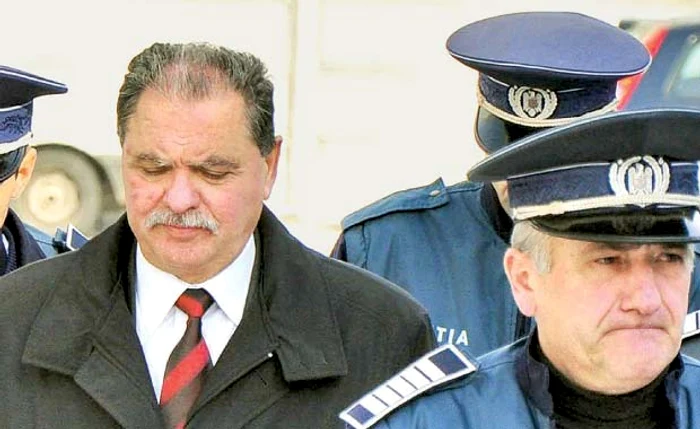 
    Constantin Nicolescu, preşedintele CJ Argeş, a fost scos pe targă de la sediul DNA (foto:adevarul.ro)  