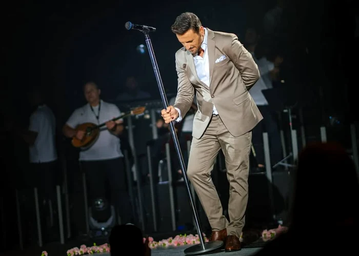 Nikos Vertis, Instagram