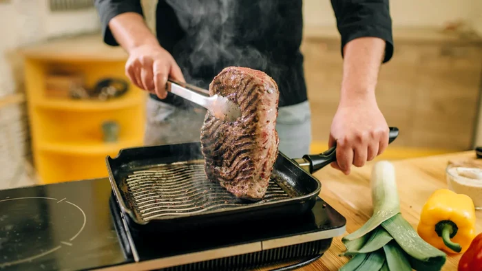 Ai gătit carnea greșit tot timpul. Acest truc simplu cu morcovi o face mai suculentă