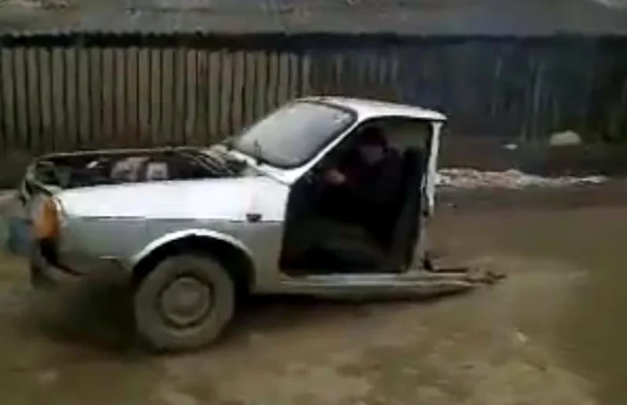 
    Tineri se plimbă cu o jumătate dintr-o DacieFoto: Captură Youtube  