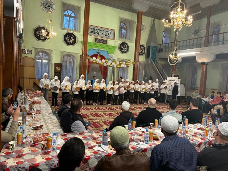 Musulmanii celebrează Ramazan Bayram, după o lună de post. Sărbătoarea Dulciurilor ține trei zile