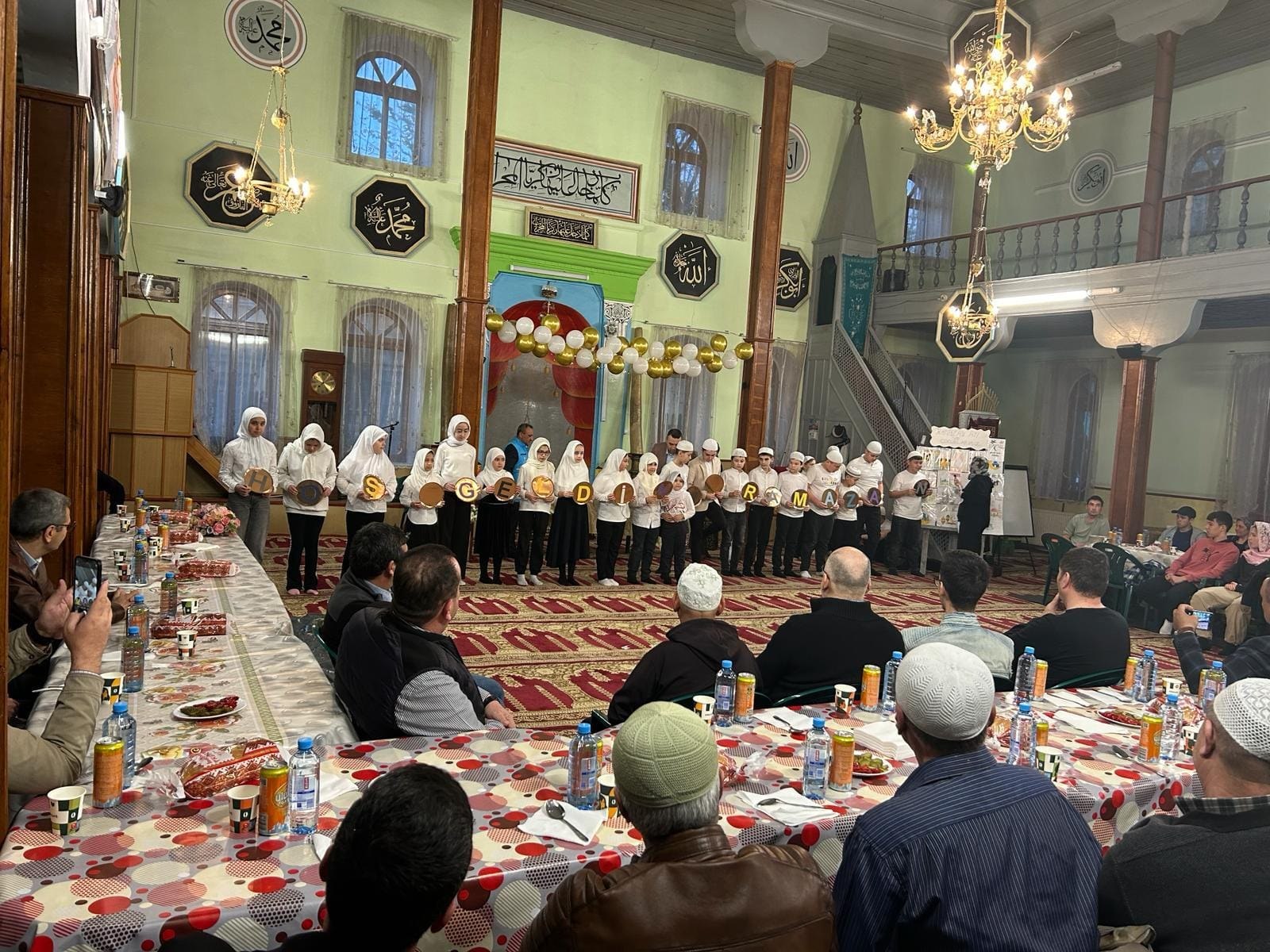 Musulmanii sărbătoresc Ramazan Bayram cu dulciuri timp de 3 zile. Musulmanii sărbătoresc Ramazan Bayram cu dulciuri timp de 3 zile.