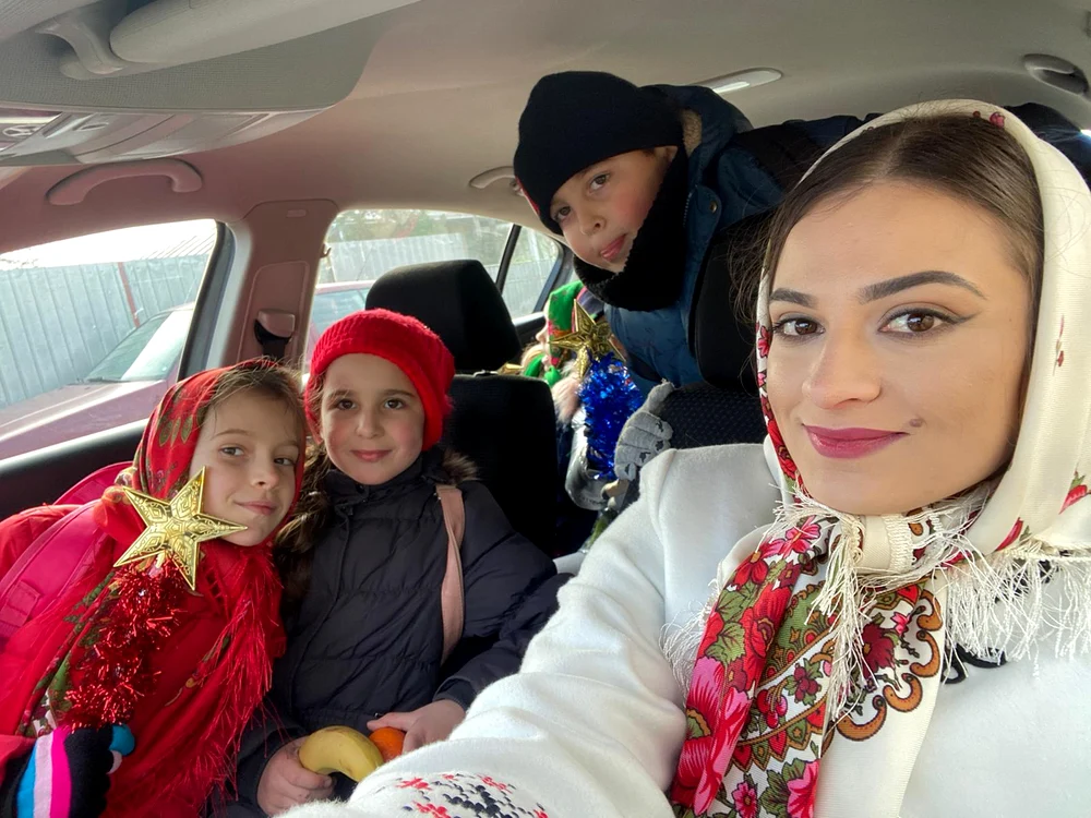 Învățătoarea a mers cu elevii săi de Crăciun cu colindatul FOTO arhiva personală