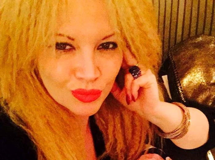 Oana Lis a reuşit să spargă mai multe pahare de şampanie foto: Beatrice Filip