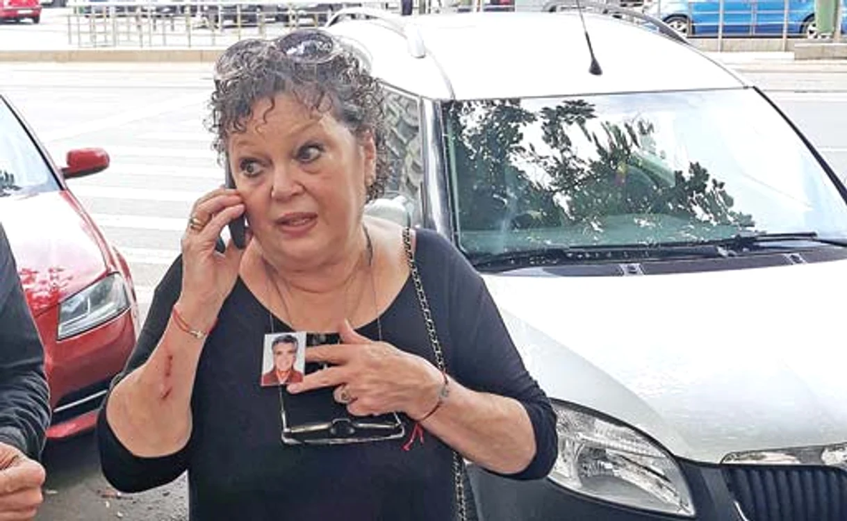 Anca Pandrea nu iese din casă fără să-şi pună la piept poza cu regretatul ei soţ, Iurie DarieFoto: Gheorghe Chelu