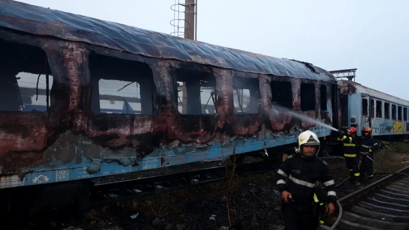 Incendiu la vagoane de tren dezafectate în zona Calea Giuleşti din Capitală foto isu bif