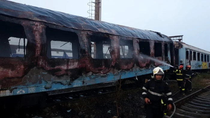 Incendiu la vagoane de tren dezafectate în zona Calea Giuleşti din Capitală foto isu bif