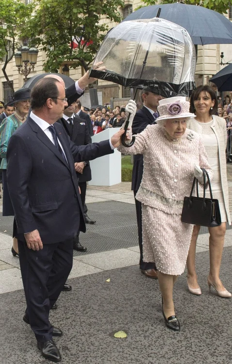 Regina Elisabeta şi Anne Hildago, primarul Parisului (foto: reuters)
