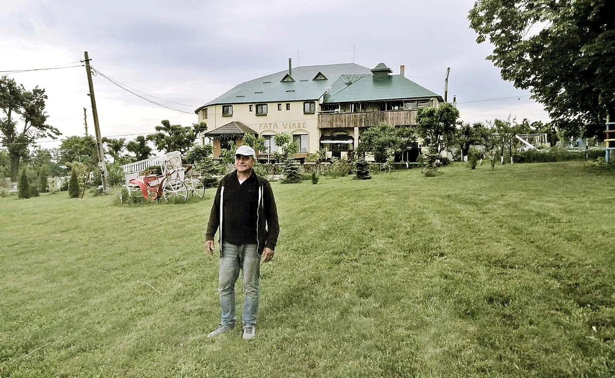 
    Ducu Bucşinescu,  în faţa pensiunii  ”Fata verde”  