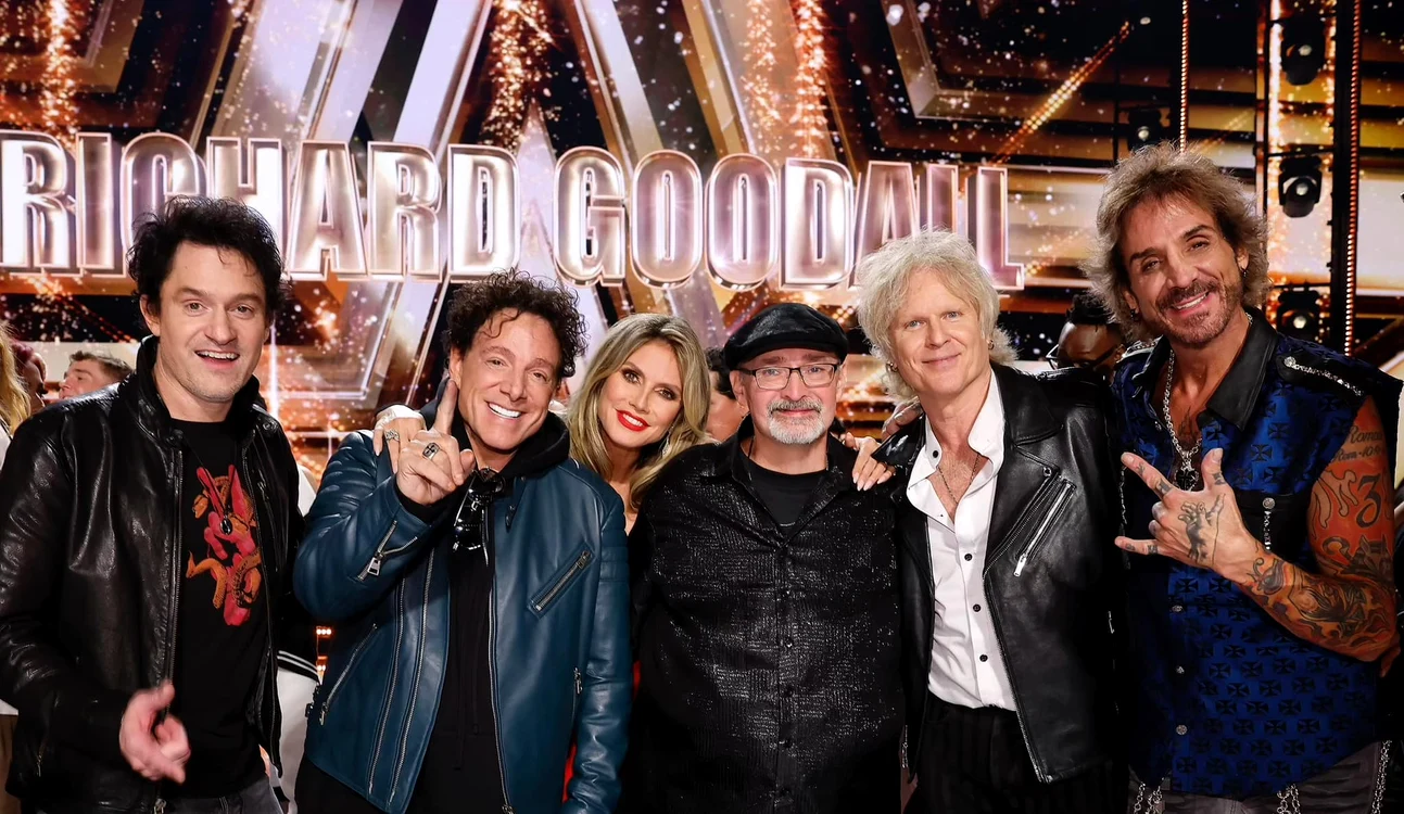 Richard Goodall alături de trupa Journey în finală FOTO Neal Schon/Facebook