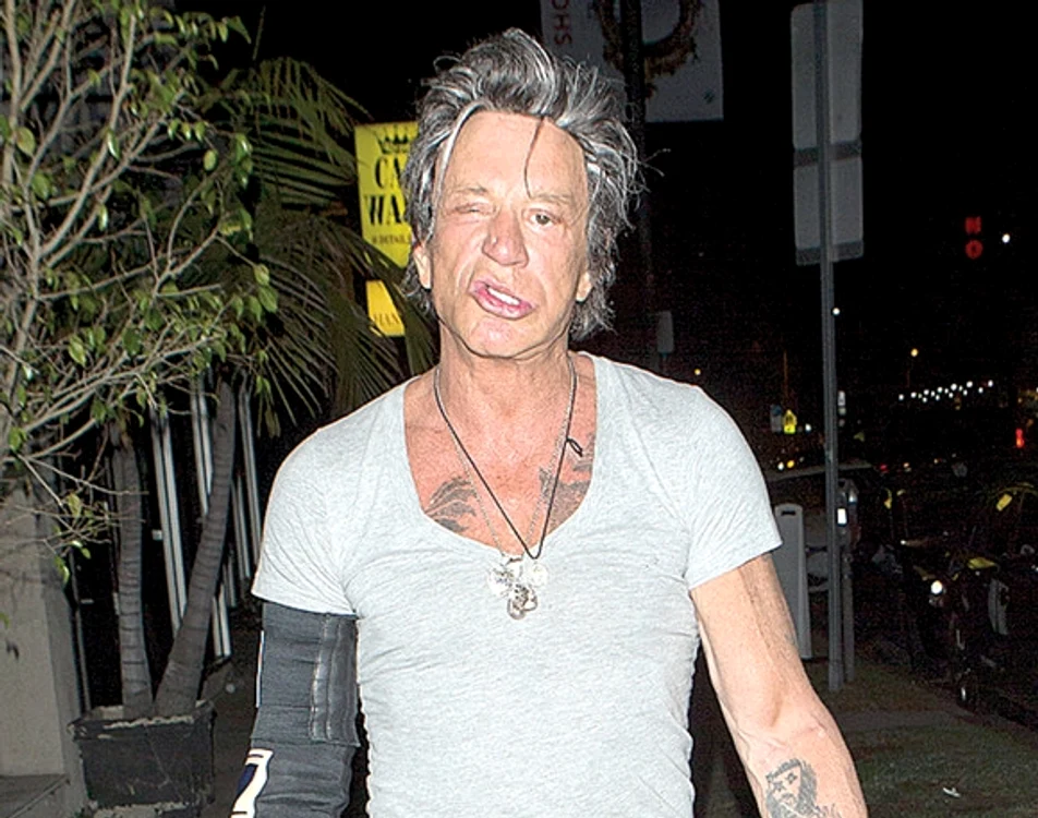 
    După miezul nopţii faţa lui Mickey Rourke pare că se descompune, dar nu e aşa...  