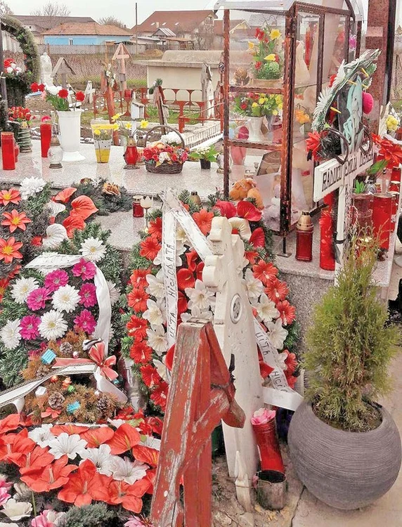Familia i-a adus la cimitir toate pluşurile ei preferate