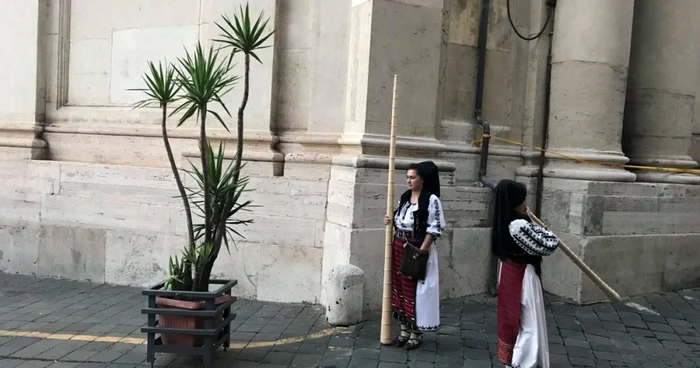 Doua românce exersează la Bucium in aşteptarea lui iohannis FOTO Sebastian Zachmann