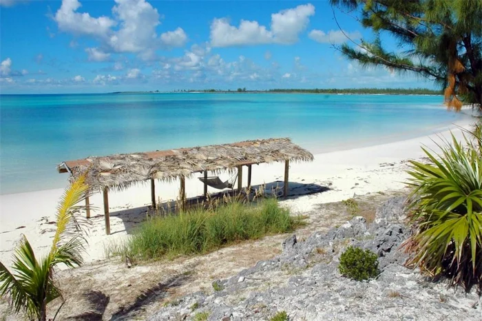 O plaja de pe Insula Whale Cay FOTO sothebysrealty.com