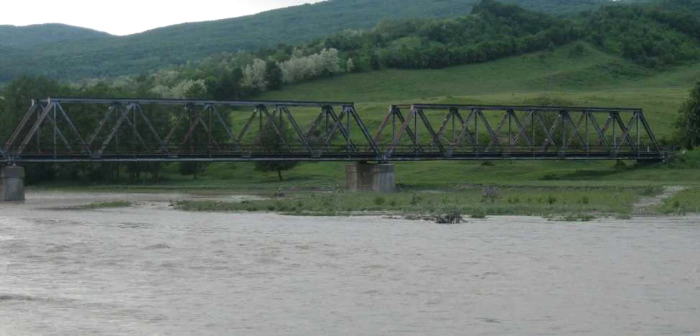 Bărbatul a fost găsit la capătul unui pod