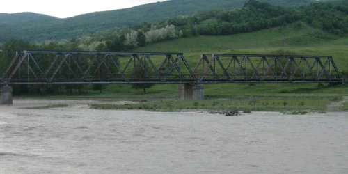 Bărbatul a fost găsit la capătul unui pod