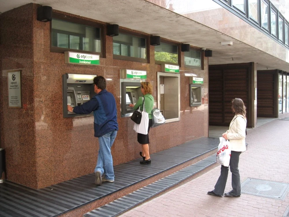 Pentru a putea beneficia de retragerile fără comisioane, clienţii băncilor trebuie să înregistreze o cerere la instituţia de credit, online sau scris, până la 20 ianuarie FOTO panoramio.com
