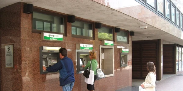 bancomate ungaria FOTO panoramio.com