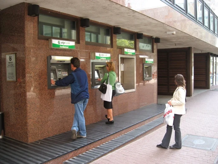 Pentru a putea beneficia de retragerile fără comisioane, clienţii băncilor trebuie să înregistreze o cerere la instituţia de credit, online sau scris, până la 20 ianuarie FOTO panoramio.com