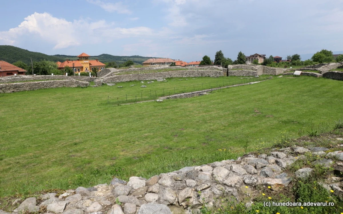 Amfiteatrul din Ulpia Traiana Sarmizegetusa, înainte de lucrări. Foto: Daniel Guță. ADEVĂRUL