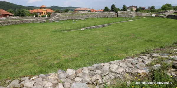 amfiteatrul ulpia traiana sarmizegetusa 