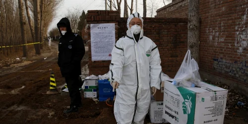 Un ofiţer de la prevenţia epidemiilor investighează o zonă închisă din cauza pestei porcine africane în districtul Tongzhou din Beijing China FOTO EPA-EFE / Wu Hong