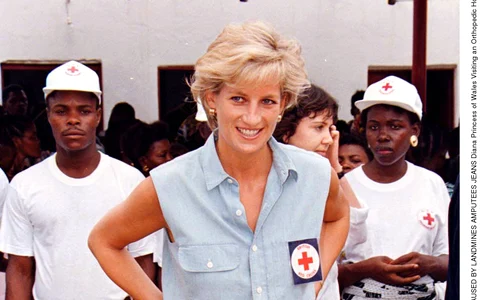 DIANA PRINCESS OF WALES VISITING AN ORTHOPEDIC HOSPITAL IN ANGOLA AS PART OF A RED CROSS VISIT TO HIGHLIGHT THE INJURIES CAUSED BY LANDMINES AMPUTEES JEANS jpeg