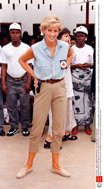 DIANA PRINCESS OF WALES VISITING AN ORTHOPEDIC HOSPITAL IN ANGOLA AS PART OF A RED CROSS VISIT TO HIGHLIGHT THE INJURIES CAUSED BY LANDMINES AMPUTEES JEANS jpeg