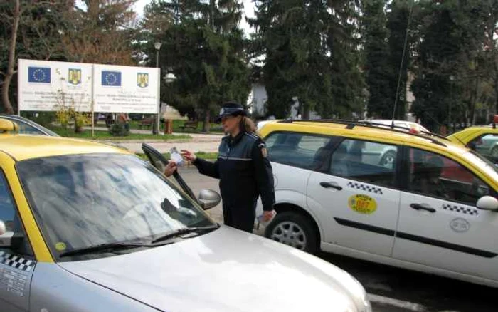 Poliţiştii au distribuit pliante şoferilor. FOTO: POLIŢIA BRĂILA