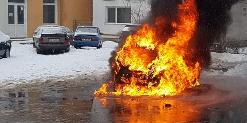 masina arsa sursa foto ziarul de iasi