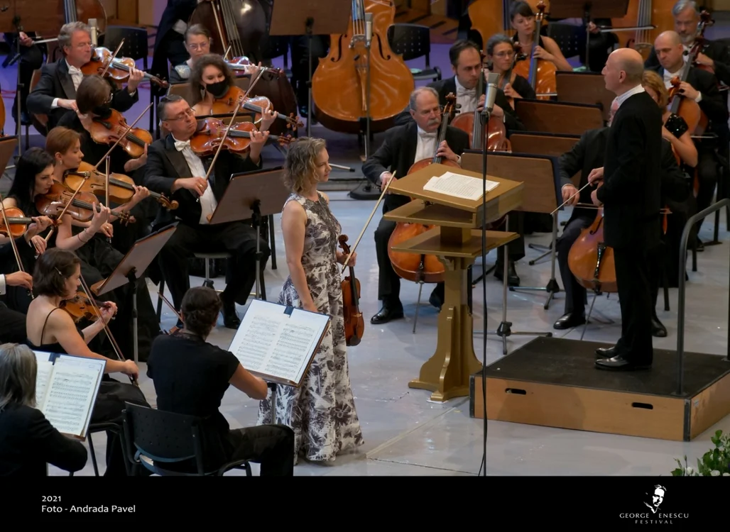 Violonista Hilary Hahn, alături de Orchestra Filarmonicii George Enescu, în deschiderea Festivalului Internaţional George Enescu  FOTO: Andrei Gîndac