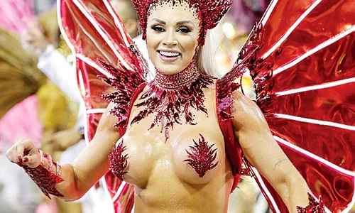 Dansatoarele se întrec în bikini minusculi jpeg