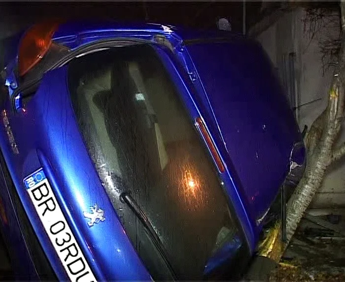 Accidentul s-a soldat cu distrugere maşinii. FOTO: NICOLETA BUTNARU