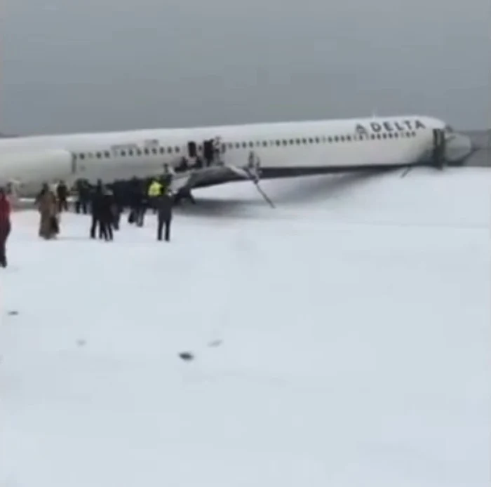 
    La bordul avionului care aparține companiei Air Canada se aflau 132 de pasageri şi cinci membri ai echipajuluicaptură: YouTube  