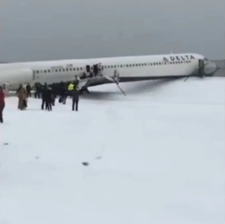 La bordul avionului care aparține companiei Air Canada se aflau 132 de pasageri şi cinci membri ai echipajuluicaptură: YouTube