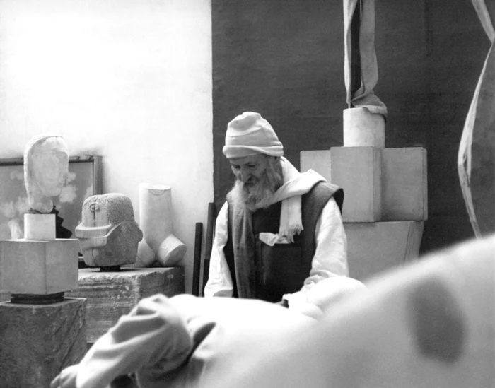 Brâncuși la 80 de ani, în atelier. FOTO: Getty Images